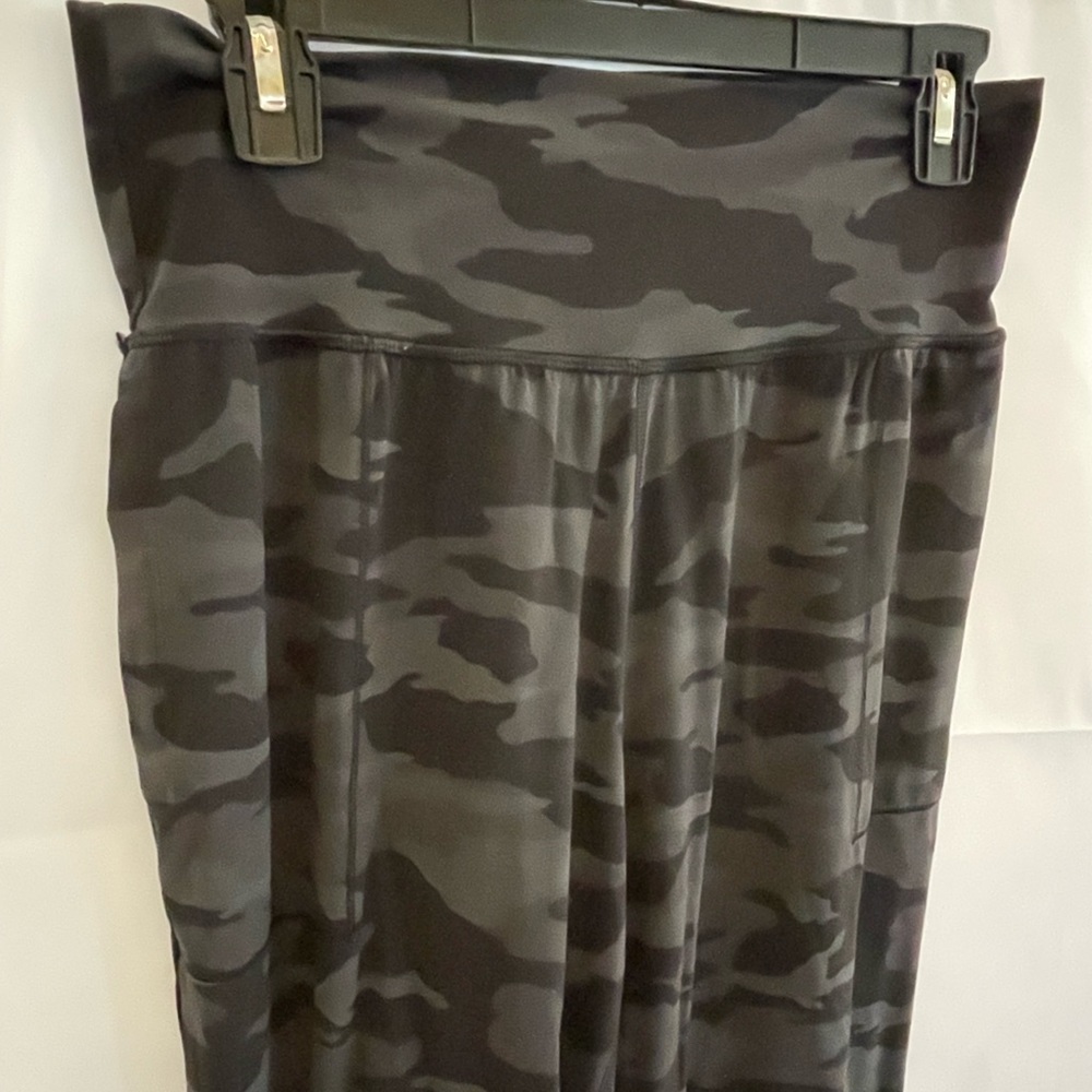 Athleta camouflage joggers, EUC - size medium - Picture 2 of 5
